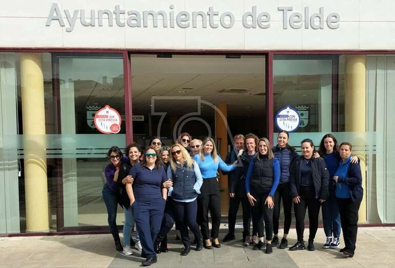 Mujeres taxistas concentradas esta mañana delante de las puertas de las Oficinas Municipales de El Cubilo/TA.